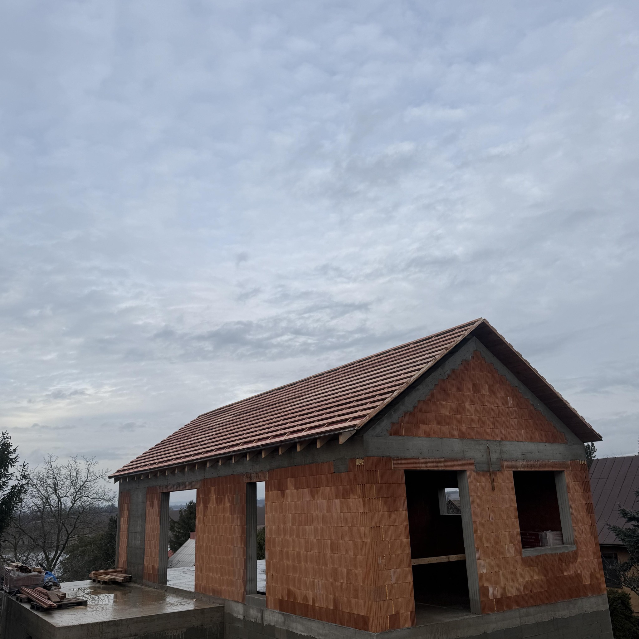 Montáž šikmej strechy na rodinnom dome